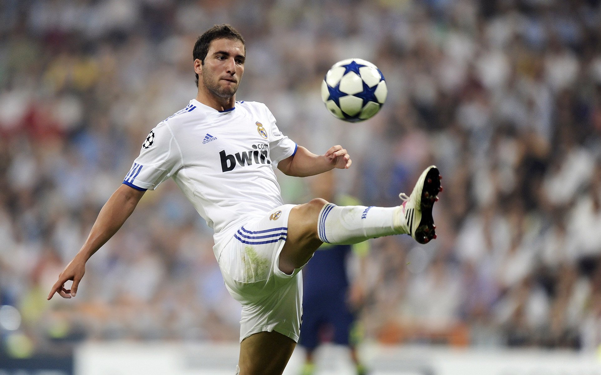 跨界主宰，欧文在意甲焦点战接管比赛，尼克斯同日击溃黄蜂